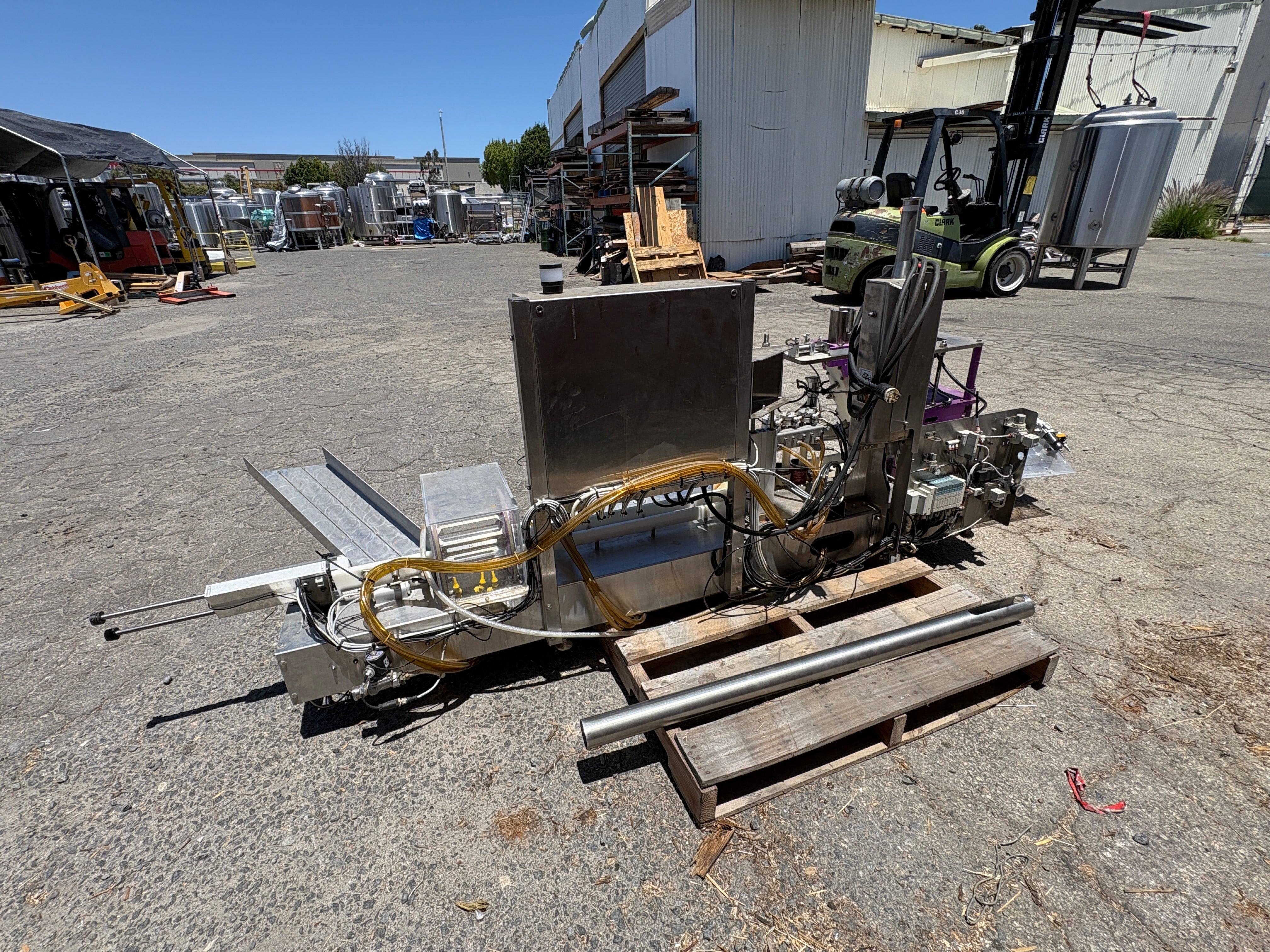 Twin Monkeys 3-Head Can Filler