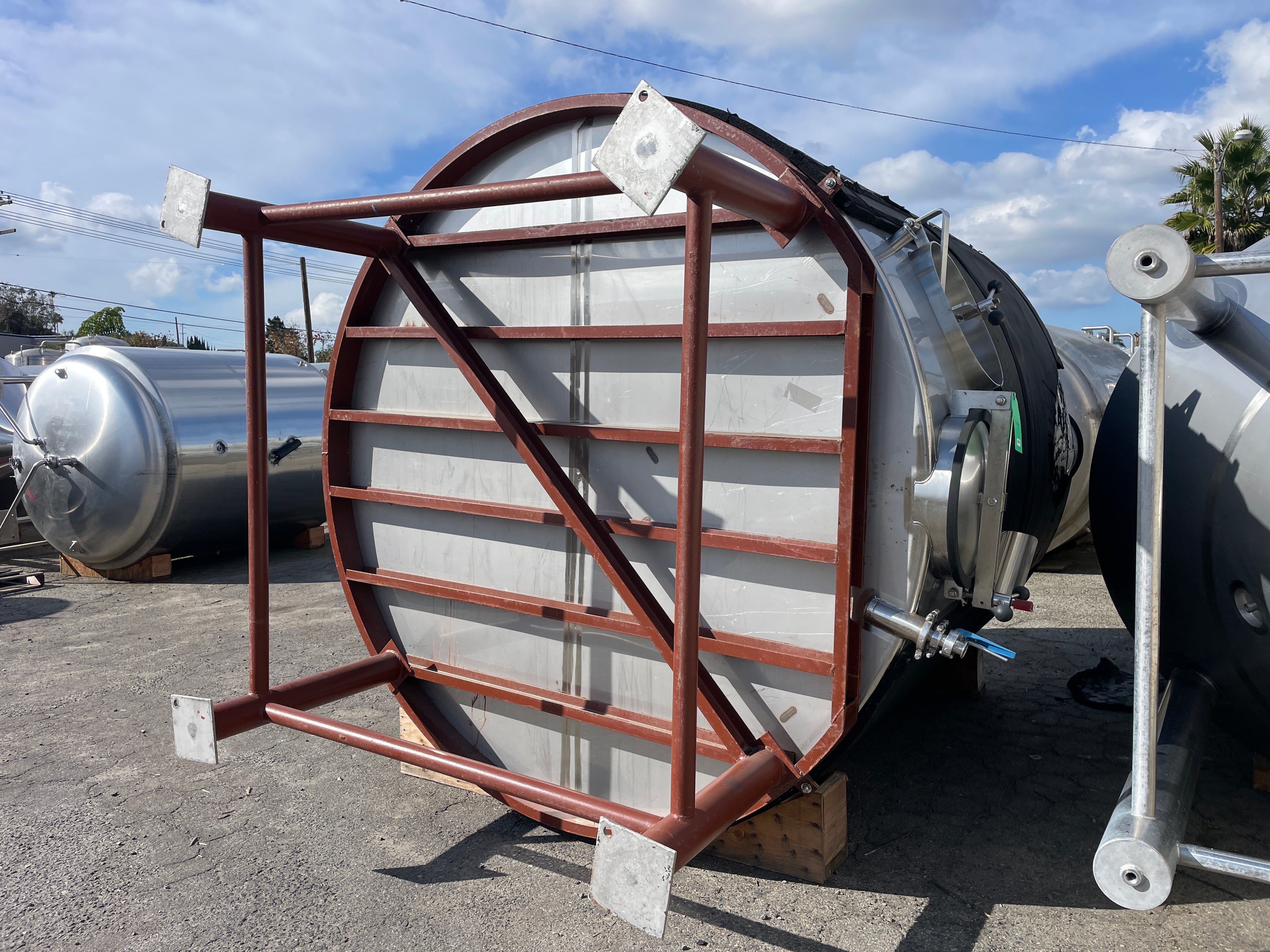 3,900 Gallon Closed Top Tank