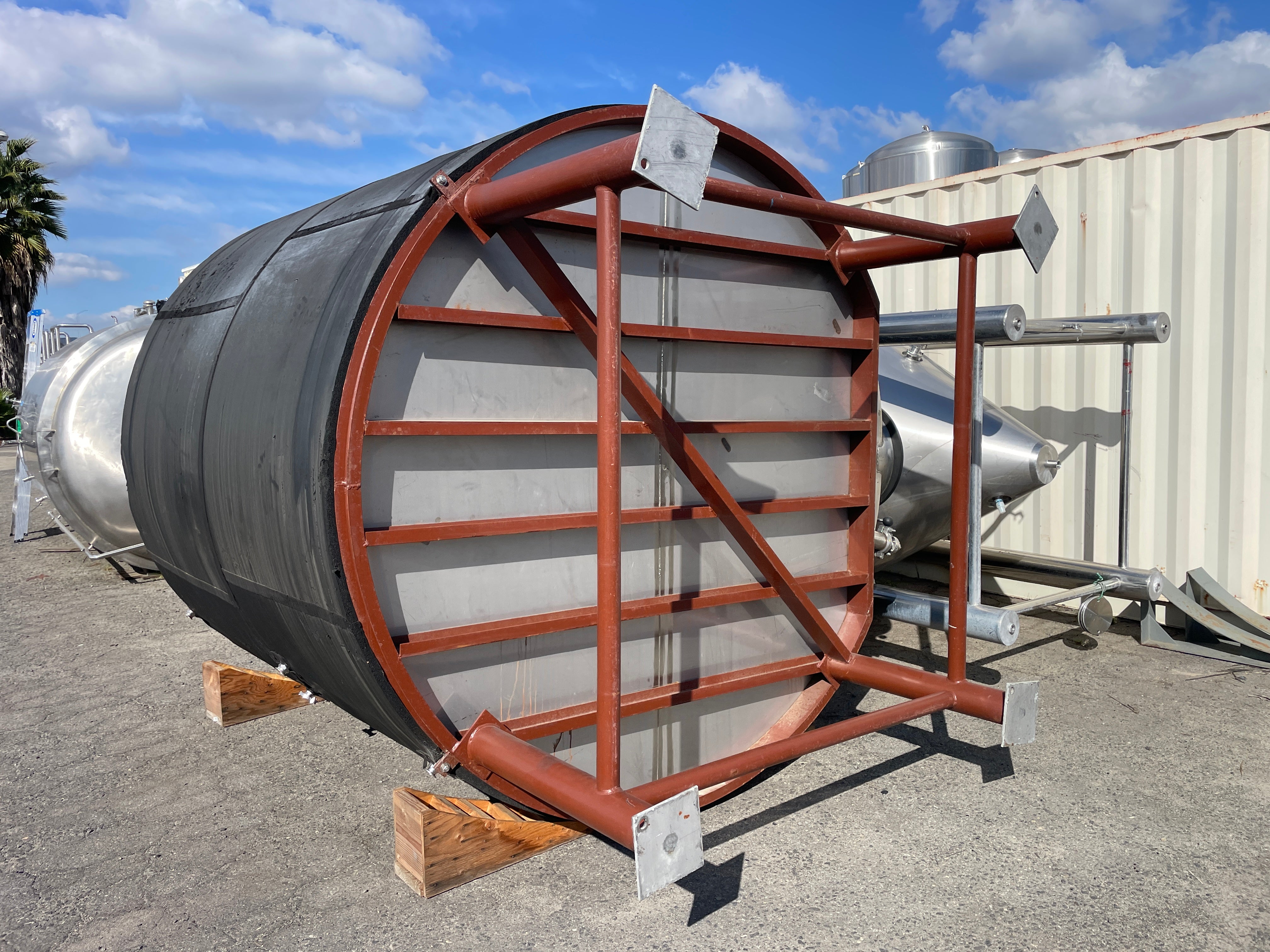 3,900 Gallon Closed Top Tank