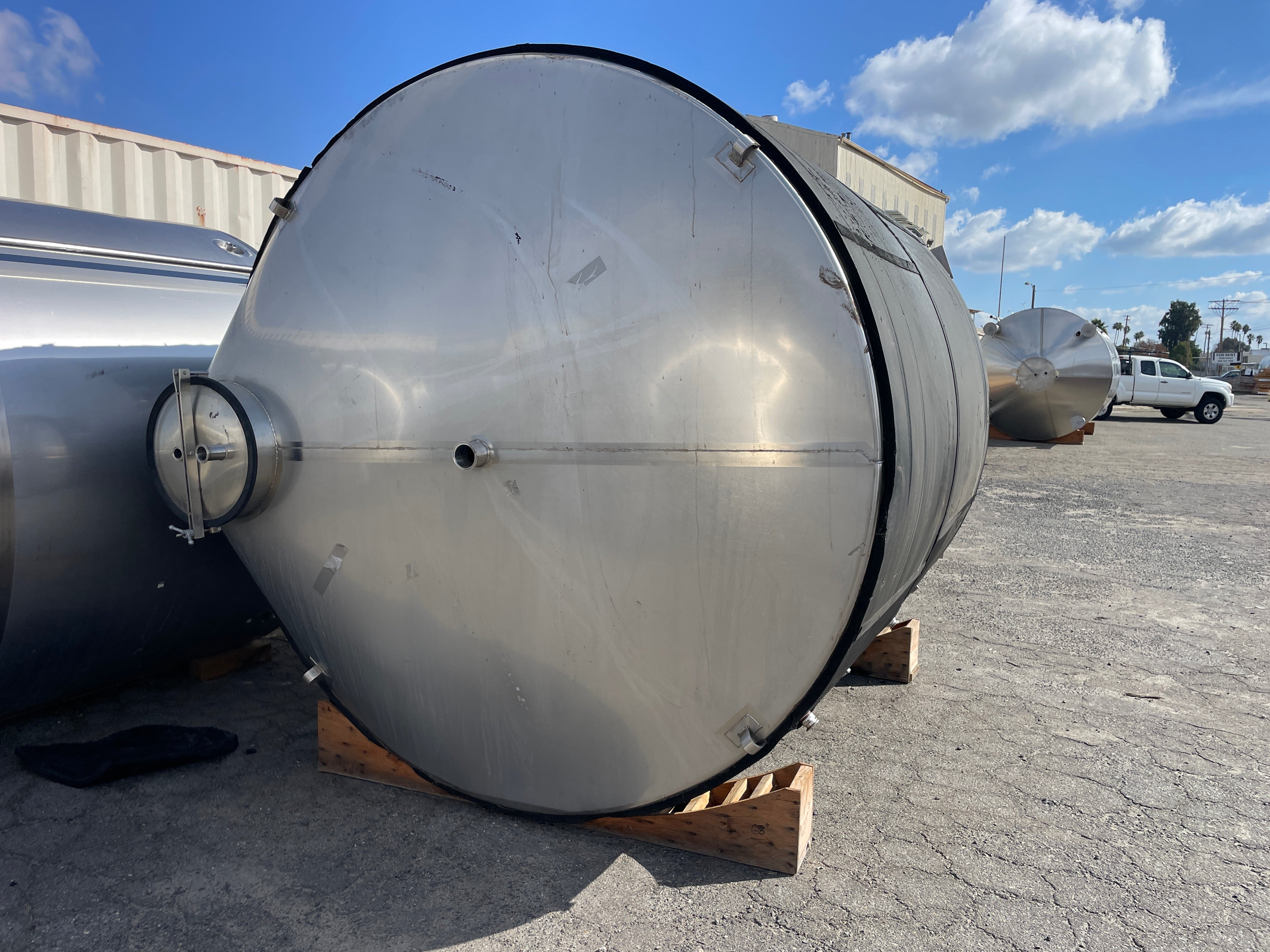 3,900 Gallon Closed Top Tank