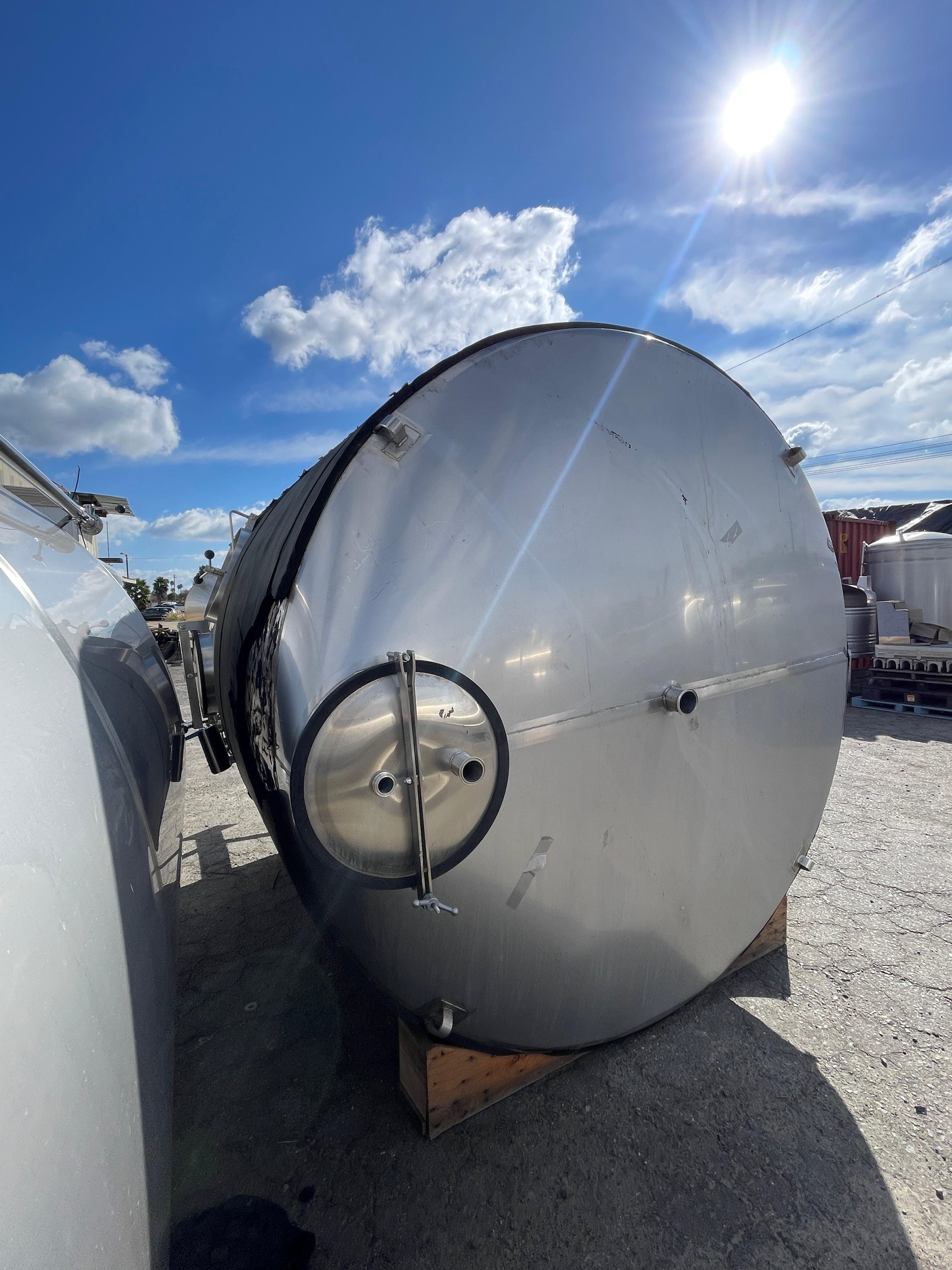 3,900 Gallon Closed Top Tank